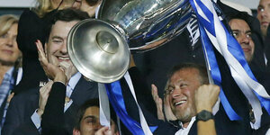 Roman Abramowitsch feiert gemeinsam mit Spielern den Champions-League-Sieg 2012
