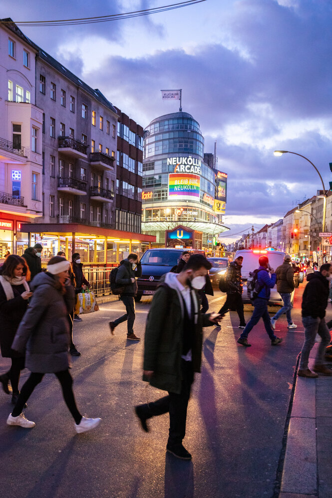 Straßenszene in Neukölln in Berlin