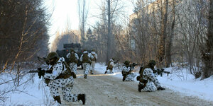 Ukraine, Pripyat: Ukrainische Soldaten nehmen an einer taktischen Übungen für Einheiten des ukrainischen Innenministeriums teil. Angesichts der Sorgen vor einem möglichen russischen Einmarsch in die Ukraine trainierte das Militär auch in der radioaktiv ve