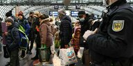 Menschen mit Koffern und Taschen kommen am Berliner Hauptbahnhof an