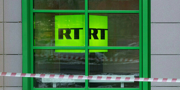 Durch ein Fenster sieht man ein leuchtendes RT DE Logo
