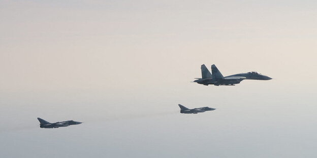 Russische Kampfjet sind am Himmel zu sehen