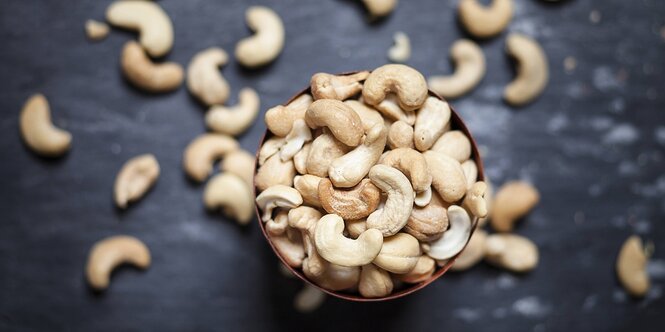 Eine Schale mit Cashekernen