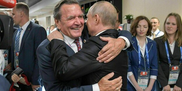 Wladimir Putin umarmt Gerhard Schröder