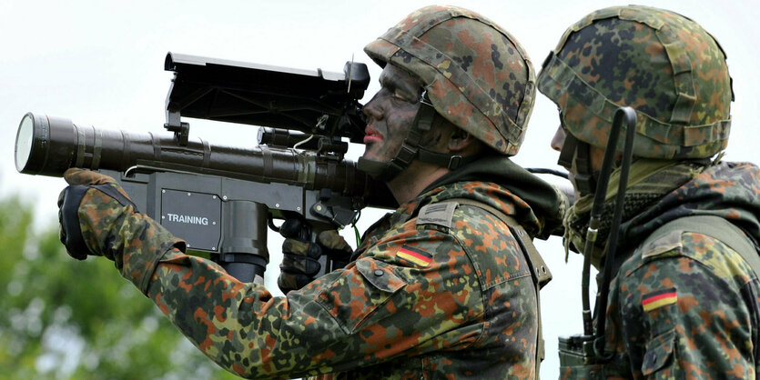 Zwei Bundeswehr-Soldaten mit Stinger-Rakete