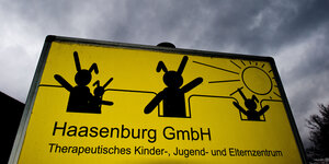 Ein Schild, auf dem gezeichnete Hasen und der Name Haasenburg GmBH´zu sehen sind