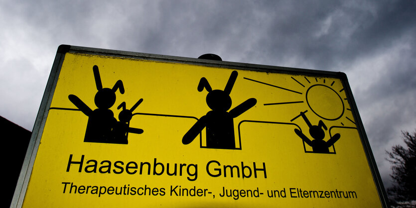 Ein Schild, auf dem gezeichnete Hasen und der Name Haasenburg GmBH´zu sehen sind