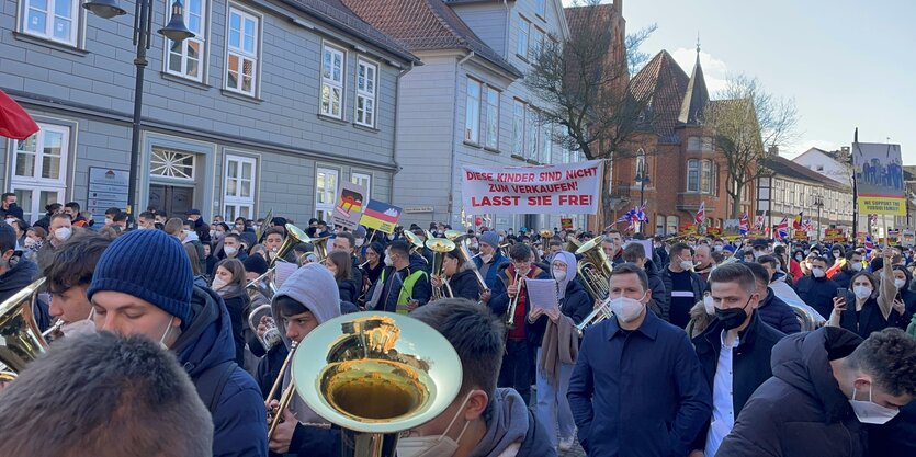 Demo-Zug, Plakat "Diese Kinder sind nicht zum Verkaufen"