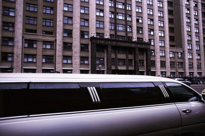 Eine Strechlimousine vor einem Hochhaus aus Stein