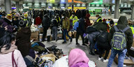 Helfer versorgen ukrainische Flüchtlinge am Berliner Hauptbahnhof mit Kleidung