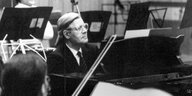Der damalige Bundeskanzler Helmut Schmidt (r, am Flügel) spielt am 21.12.1981 im E.M.I.-Tonstudio in London zusammen mit anderen Musikern ein Stück von Mozart.
