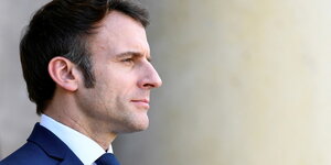 Emmanuel Macron blickt ernst in die Ferne