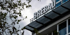 Ein Schild weist auf den Firmensitz der Bremer Wohnungsbaugesellschaft Brebau hin