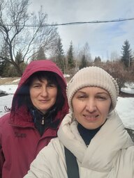 Ljuba Danylenko und Tanya Pastuschenko vor einer Schneelandschaft