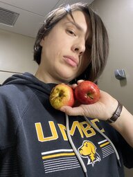 Olha M. mit zwei Äpfeln in einer Hand