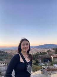Alma L., im Hintergrund erstreckt sich in der Ebene die Stadt Florenz Alma L., im Hintergrund erstreckt sich in der Ebene die Stadt Florenz