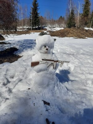 Ein Schneemann mit einem Gewehr Ein Schneemann mit einem Gewehr