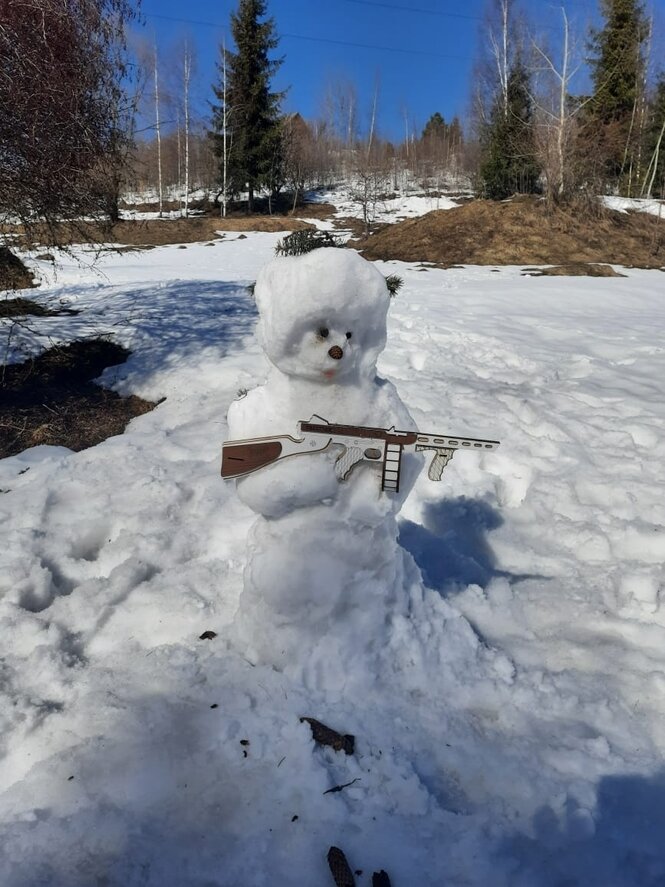 Ein Schneemann mit einem Gewehr