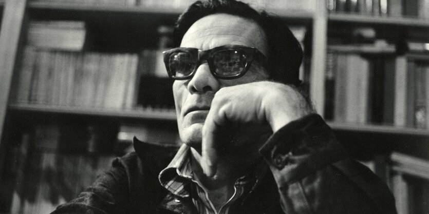 Pasolini mit dicker Brille am Schreibtisch