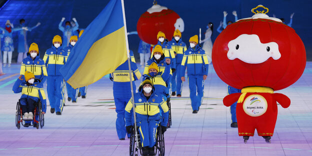 Einlauf der paralympischen Athleten der Ukraine ins Nationalstadion von Peking
