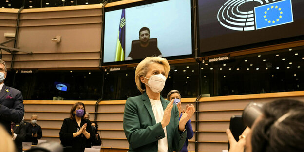 Applaus von Ursula von der Leyen nach der Ansprache des ukrainischen Präsidenten