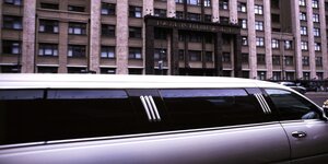 Weiße Limousine vor dem russischen Parlament in Moskau
