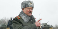 Der belarussische Staatschef Alexander Lukaschenko mit Militärparka und Pelzmütze