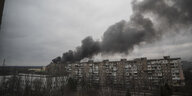 Rauch über der ukraninischen Hafenstadt Mariupol