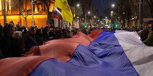 Demonstranten mit einer riesigen Russland-Flagge in Belgrad