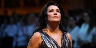 Anna Netrebko schaut bei einen Auftritt nach oben