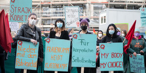 Teilnehmerinnen einer Demonstration zum Internationalen Frauentag halten Plakate. Seit genau 100 Jahren wird an jedem 8. März weltweit für Frauenrechte, für Gleichberechtigung und Emanzipation demonstriert. Hier ein Foto aus Stuttgart
