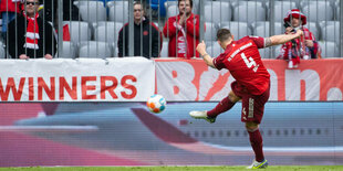 Bayern-München-Profi Niklas Süle beim Torschuss