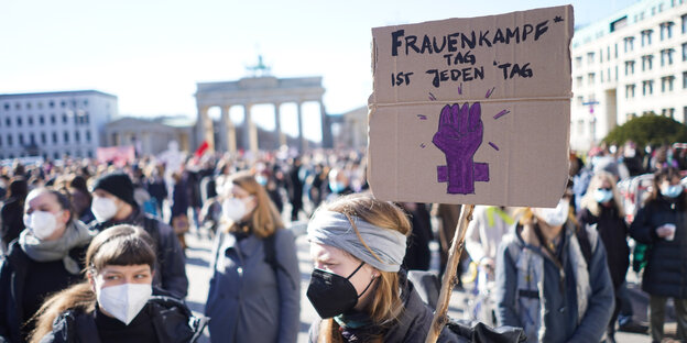 Am Brandenburger Tor demonstrieren Frauen am Frauentag 2021 mit Transparente für ihre Rechte