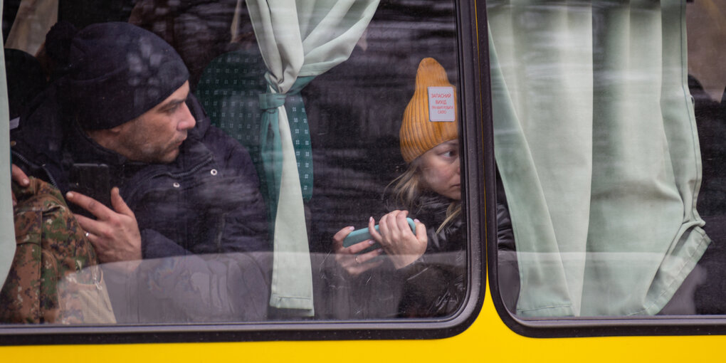 Menschen in einem Bus.