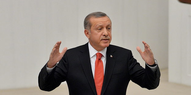 Erdogan mit ausgebreiteten Armen und Händen