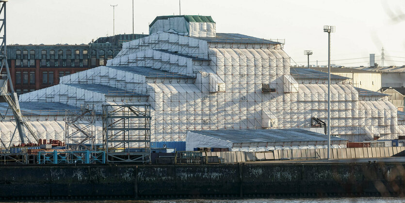 Verhülltes Schiff im Dock des Hamburger Hafens