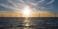 Blick auf einen Offshore-Windpark in der Nordsee bei Sonnenuntergang