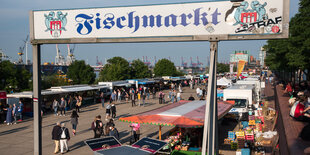 Besucher gehen über den Hamburger Fischmarkt