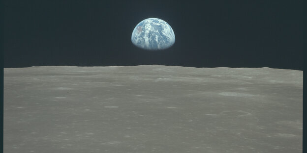 Erde über dem Mondhorizont