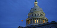 USA, Washington: Licht erhellt die Kuppel des Kapitols auf dem Capitol Hill, abends
