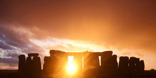 Das steinzeitliche Stonehenge in England bei Sonnenuntergang