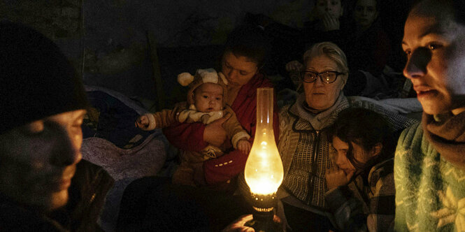 Menschen sitzen in einem Bunker in Mariupol.