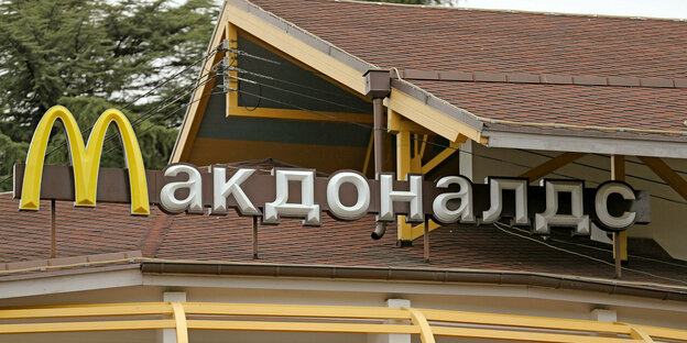 Mit kyrillischen Buchstaben steht «McDonalds» über einer Filiale der amerikanischen Fastfood-Kette McDonalds.