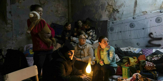 Menschen in einem Luftschutzbunker