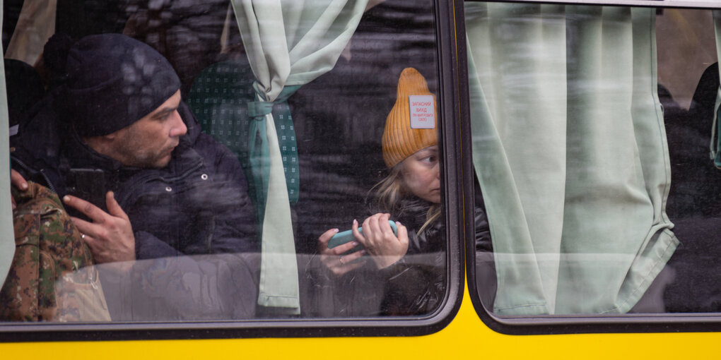 Geflüchtete sitzen in einem Bus