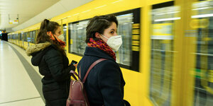 Zwei Frauen stehen mit FFP2-Maske am U-Bahnhof