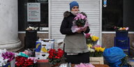Eine Blumenverkäuferin in Odessa.