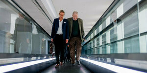 Alice Weidel und Alexander Gauland unterwegs auf einer Rollband im Bundestag