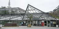 Gewächshaus: Pyramidenförmige Glaskonstruktion mit einem Schild "Botanischer Garten!