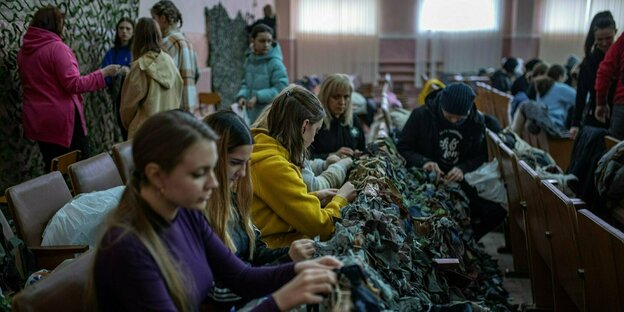 Frauen fertigen Tarnelemente und Tarnnetze in der Westukraine